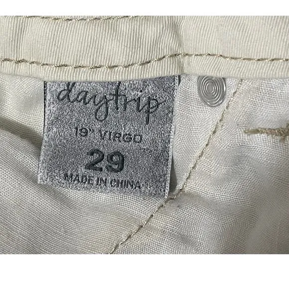 DAYTRIP Womens VIRGO Cream Capris Mid-Rise Metallic‎ Stitching Size 29 Y2K