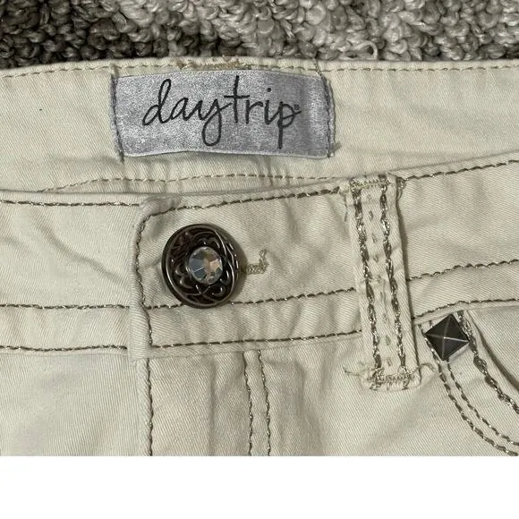 DAYTRIP Womens VIRGO Cream Capris Mid-Rise Metallic‎ Stitching Size 29 Y2K